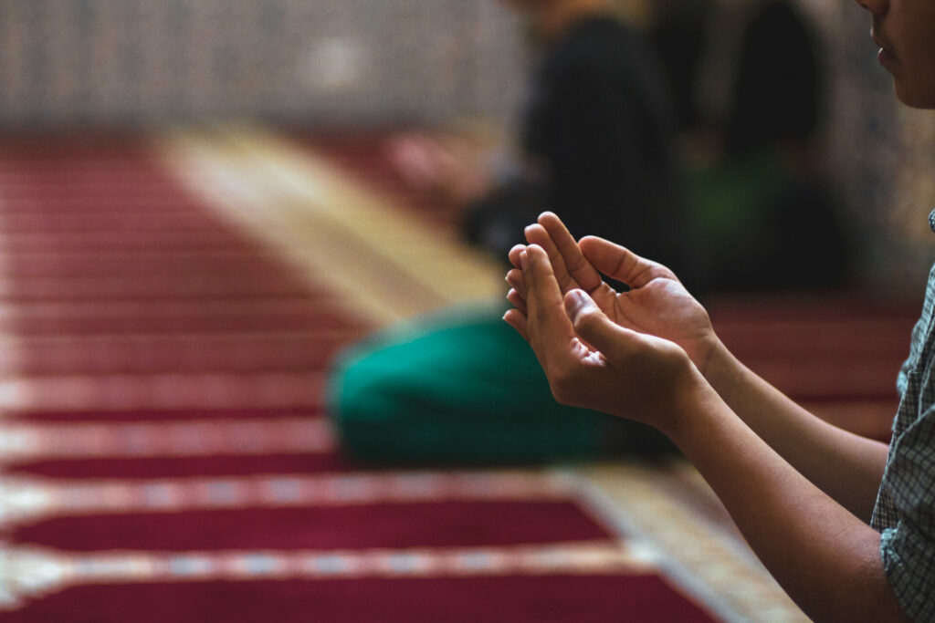 Enfant faisant une invocation dans la mosquée